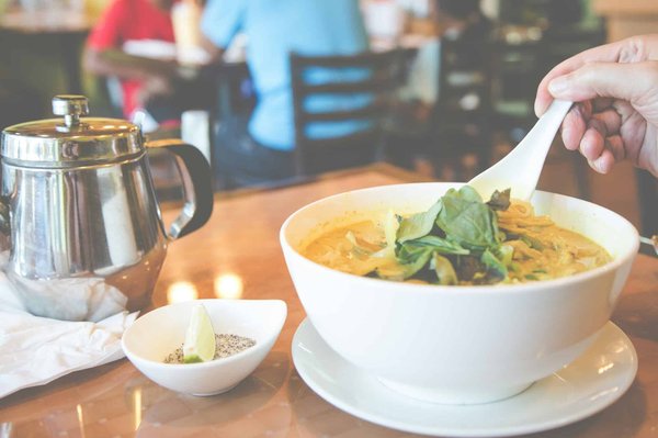 Welche Schritte sind notwendig für ein aromatisches vietnamesisches Pho mit Rindfleisch?