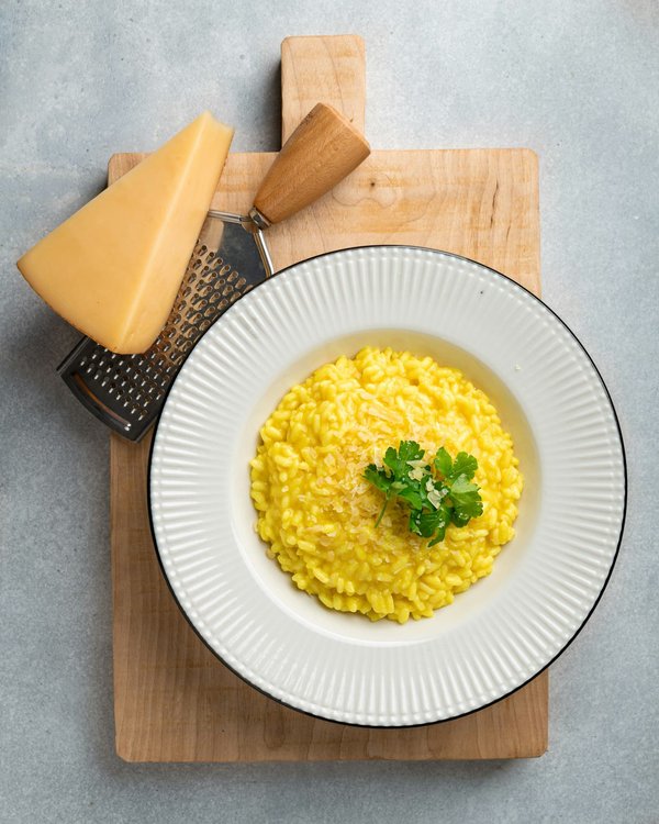 Wie bereitet man einen authentischen italienischen Risotto alla Milanese zu?
